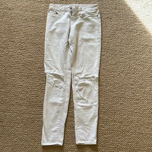 BP Jeans. White. Waist: 28, Inseam: 30. Size: 1